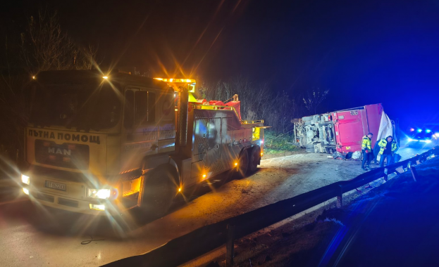 Тир с ремарке се преобърнал край град Дебелец в Прохода