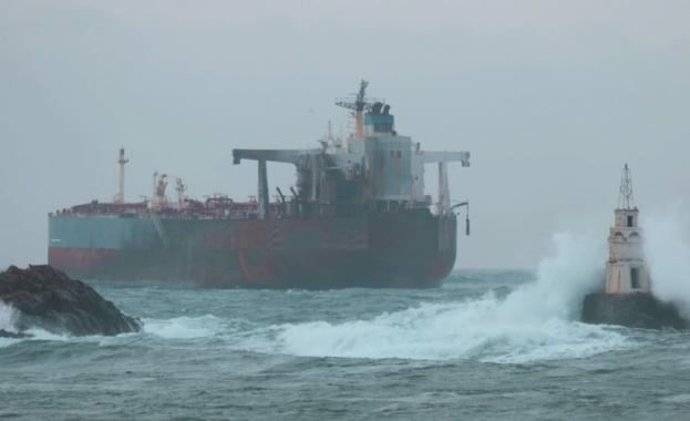 Танкер Кайрос е в стабилно положение няма замърсяване на околната