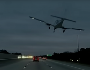 Самолет се разби в движеща се кола на магистрала (ВИДЕО)