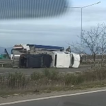 Автовоз се обърна на пътната детелина за Нови Искър, движението е в една лента