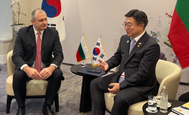 Министърът на електронното управление Валентин Мундров и Юн Ходжунг министър