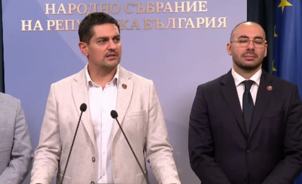 Правителството не беше свалено от опозицията а от хилядите гражданите