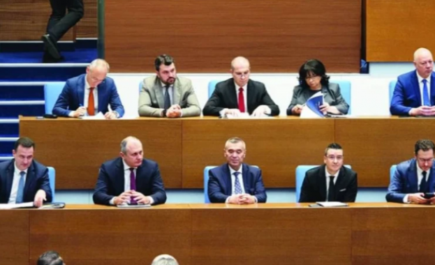 Викове за оставка от страна на опозицията в пленарна зала