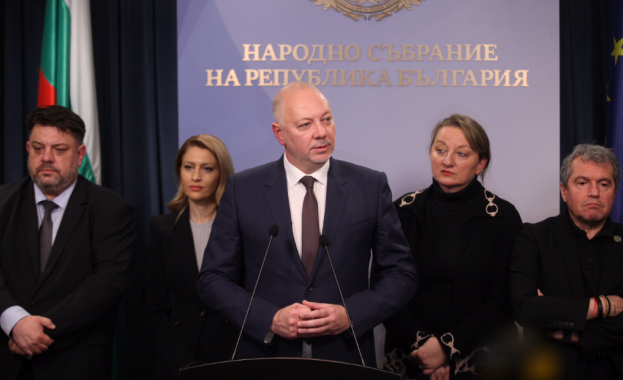 Министър председателят Росен Желязков депозира оставката на ръководения от него