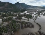 Сериозни наводнения в щата Вашингтон: Семейства се качиха на покривите си, отнесени са мостове и къщи