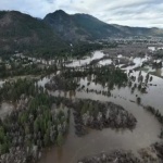 Сериозни наводнения в щата Вашингтон: Семейства се качиха на покривите си, отнесени са мостове и къщи