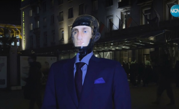 На протестите които свалиха правителството се появи робот хуманоид създаден