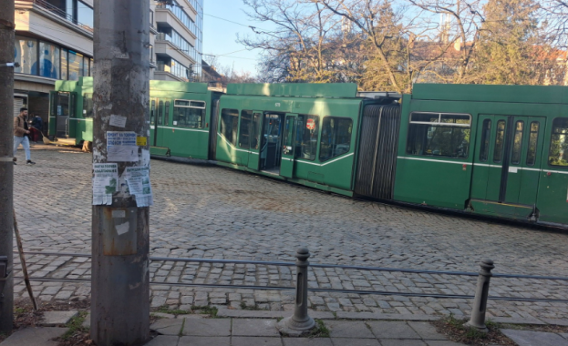 Трамвай дерайлира в центъра на столицата при площад Журналист съобщиха