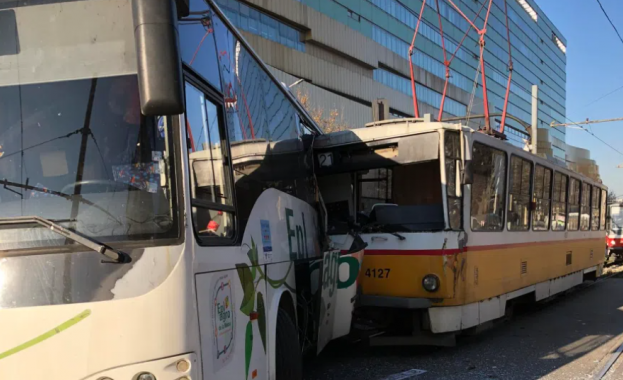 Катастрофа между автобус и трамвай е станала на булевард Ситняково