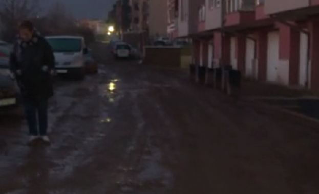 Зрители предупреждават улица в столичния квартал Витоша е потънала в