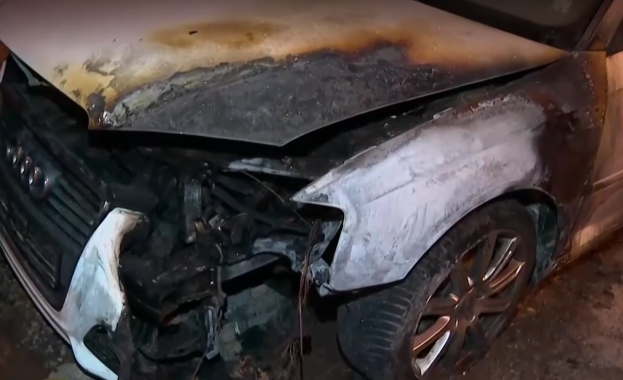 Млада жена е с два подпалени автомобила в столичния квартал