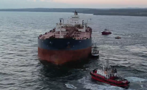 Танкерът Кайрос който остана закотвен край Ахтопол в продължение на