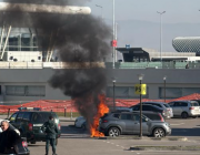 Кола се запали и изгоря на паркинг на летището в София (СНИМКИ)