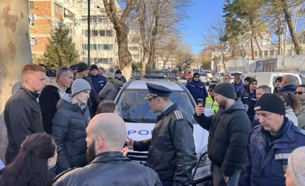 Един човек беше задържан по време на протеста пред сградата