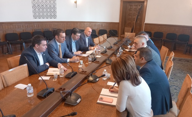 Председателят на Комисията по транспорт и съобщения в 51 то