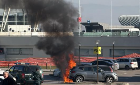 Кола се запали и изгоря на паркинг на летището в София (СНИМКИ)