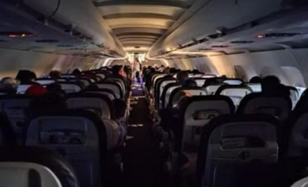 Забелязвали ли сте защо осветлението в самолета се намалява при