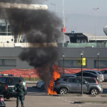 Кола се запали и изгоря на паркинг на летището в София (СНИМКИ)