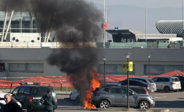 Автомобил се запали и изгоря на паркинг номер 5 на