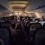 Защо гасят светлините в самолета при излитане и кацане?