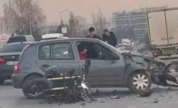 Лек автомобил и мотор се удариха вчера на кръстовището пред