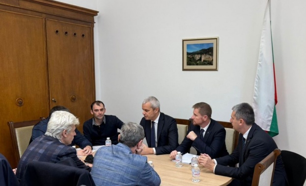 Председателят на Възраждане Костадин Костадинов народните представители Димо Дренчев и