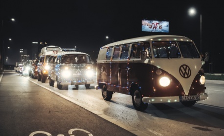 75 годишната история на Volkswagen Бус оживя по софийските улици със специално светещо шествие на колела