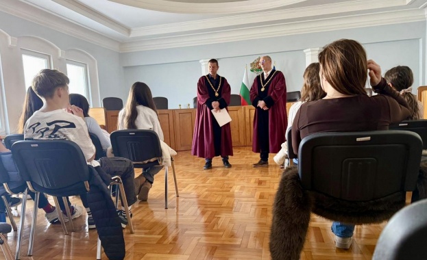 Клас от ЧОУ Света София воден от съдиите Красимир Влахов
