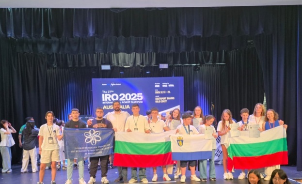 Бургаски ученици развяха знамената на България и Бургас от сцената