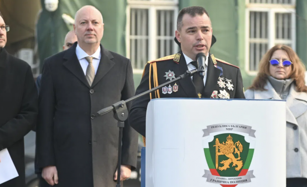 С полагане на венци на Паметника на загиналите при изпълнение