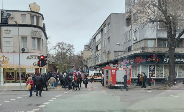 Лек автомобил се качи на тротоар и помете пешеходци във