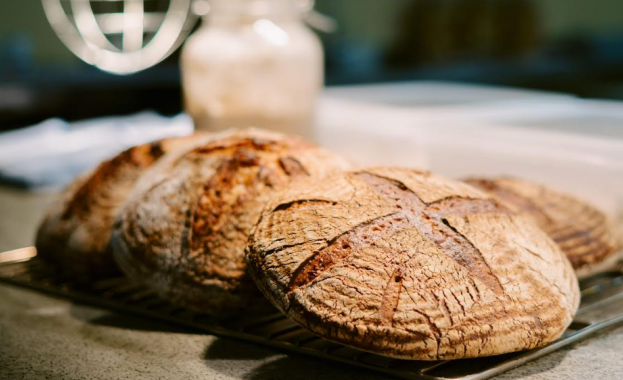 С първото разчупване на хляба празничният дух влиза в дома