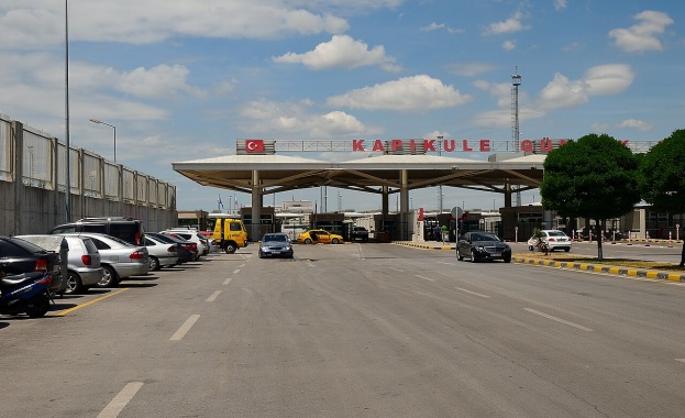 Турски митнически служител е пострадал и е бил откаран в