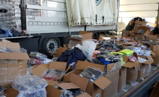 25 384 текстилни изделия спортни обувки и парфюми със знаци