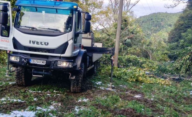 Компанията е осигурила необходимите материали за работа в трудни условия
За