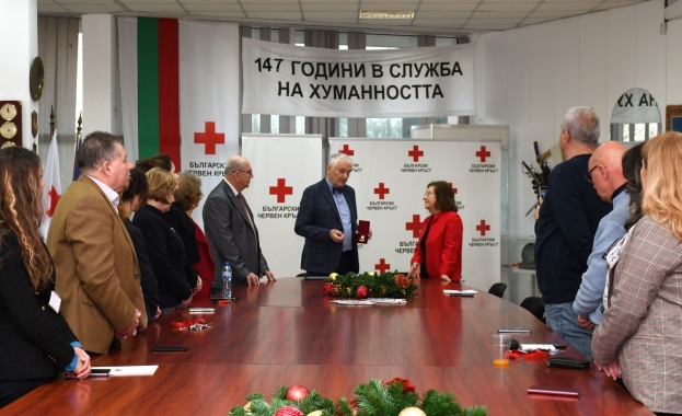 Г жа Владова беше отличена за значимия си принос и