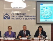 Българската икономика продължава плавно да изсветлява през 2024 г., но сивите практики на трудовия пазар остават проблем