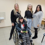 Студентите от клуб „Палитра" дариха 2000 лева от благотворителния си базар на свои колеги в затруднено положение от Русенския университет