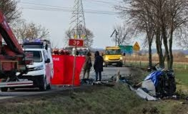 Шестима души загинаха при тежка пътна катастрофа в Полша съобщиха