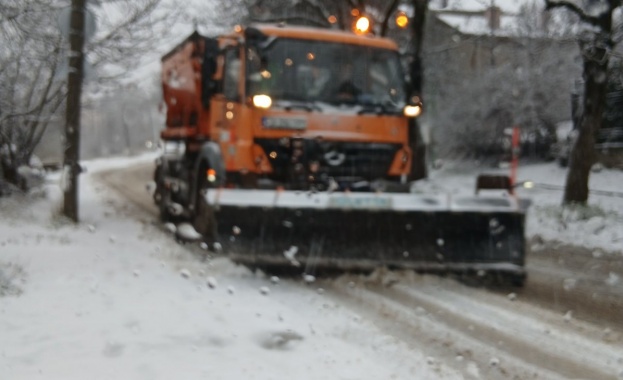 През нощта са извършени обработки със смеси против заледяване в