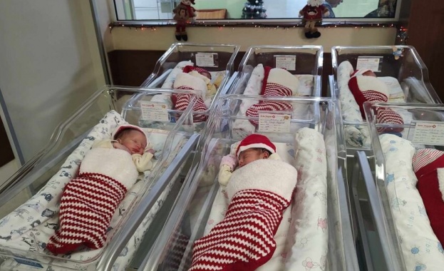 Традицията в лечебното заведение е от години
Подаръци в коледни чорапи