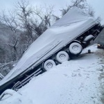 Сняг и заледени пътища затрудниха движението в страната