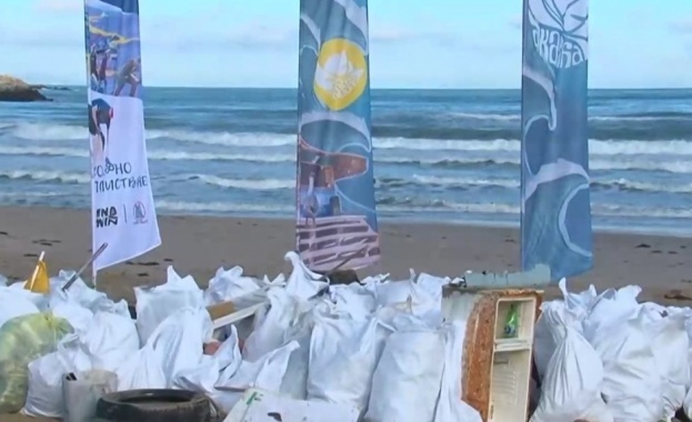 Днес акцията е на плаж Аркутино където се събраха много