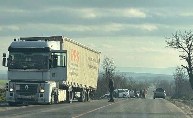 Движението е затруднено
Пътен инцидент край великотърновското село Раданово Лек автомобил