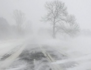 Сняг и ураганен вятър на Балканите затвори пътища и училища