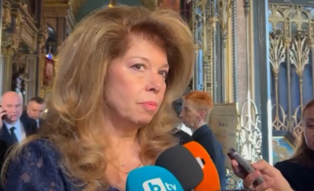 Започнала професионалния си път като журналист развила политическите си възгледи