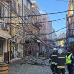 Бурният вятър в Пловдив: Над 80 сигнала за сериозни материални щети и потрошени автомобили