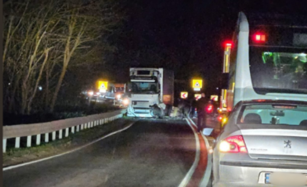 Тежък пътен инцидент между лек автомобил и тир временно затвори