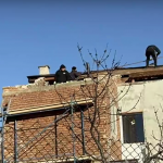 След ураганните ветрове: Семейство с две малки деца остана без покрив в пазарджишко село