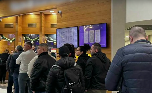 Опашки пред банки в различни градове на страната се образуваха